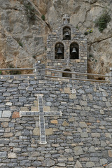 Kreuz und Glockenturm einer Kapelle auf Kreta