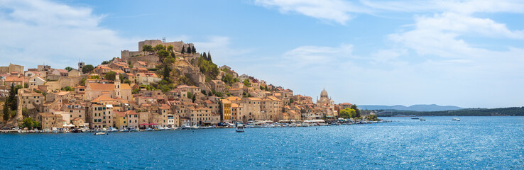 Panorámica de la ciudad de Sibenik, con el pueblo a orillas del mar  en Croacia, verano de 2019