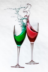 scontro di bicchieri con liquidi colorati