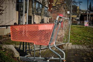  leeren  Einkaufswagen
