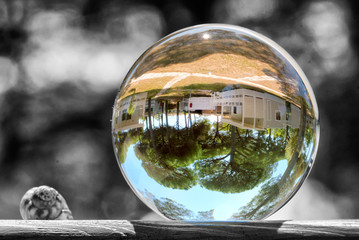 sfera con riflesso paesaggio estivo 