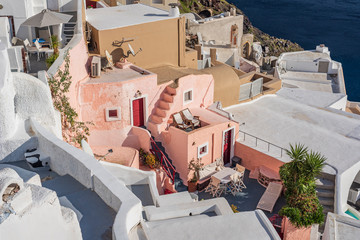 Pittoresche abitazioni nel villaggio di Oia, isola di Santorini GR	