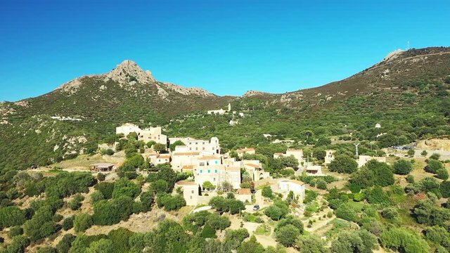 Le village de Pigna lors d'une belle journ&eacute;e ensoleill&eacute;e en Corse, en France