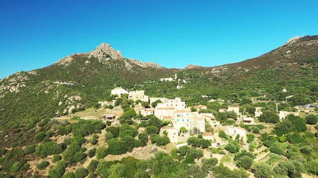 Le village de Pigna lors d'une belle journ&eacute;e ensoleill&eacute;e en Corse, en France