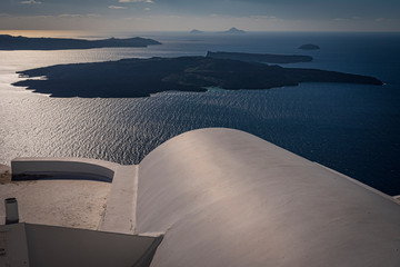 Vista panoramica sulla caldera dai tetti imbiancati di Imerovigli, isola di Santorini GR