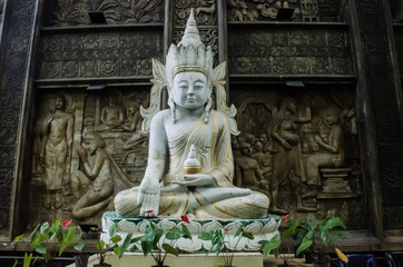 Fototapeta na wymiar Colombo/Srilanka December 27th 2019: Buddha statue in Gangaramaya Temple in Colombo, Srilanka