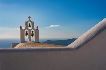 Caratteristico campanile imbiancato affacciacciato sulla caldera, isola di Santorini GR