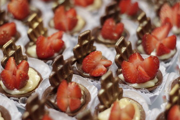 Morangos cortados ao meio acompanhado de chocolate