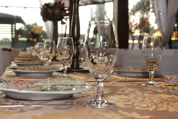 Taça e prato sobre a mesa de jantar