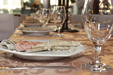 Mesa com talheres e prato e taças