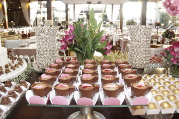 Mesa bonita com doces de chocolate