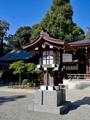 凛と佇む神社の木製灯篭