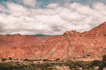 rocas y paisaje con montañas y cielo abierto