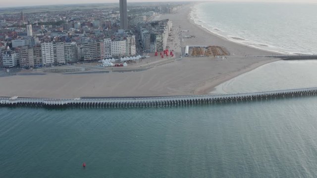 De Oostendse haven zee vaargeul haventoegang  harbor main dams sea harbor