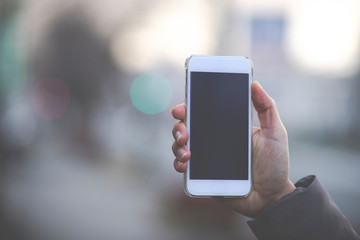 スマホを持つ女性の手