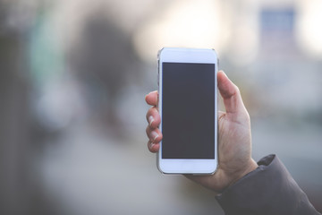 スマホを持つ女性の手