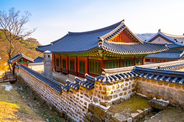 Obraz premium Namhansanseong Emergency Palace overlooked from the top of the mountain