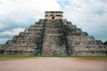 Fototapeta na wymiar Antique pre hispanic Chichen Itza pyramid shot from behind