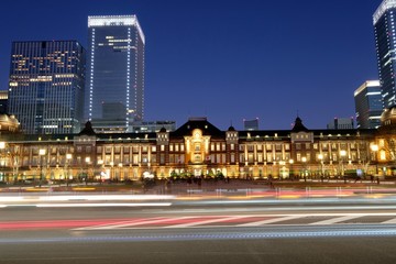 Fototapeta na wymiar cars passing by famous railway station in Tokyo at night. long exposure