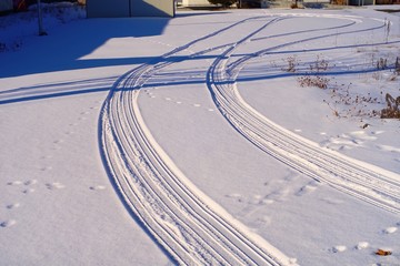 雪道のタイヤ跡