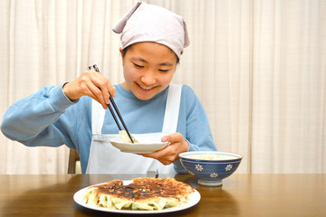 餃子を食べる女の子