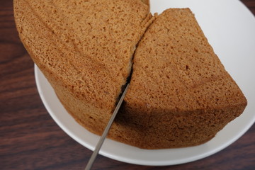 パン切包丁でシフォンケーキを切る
