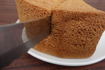 パン切包丁でシフォンケーキを切る