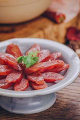 During Chinese New Year or festivals, pork is marinated, dried, made into sausage, and then sliced and placed on a plate. This cuisine is unique to the region