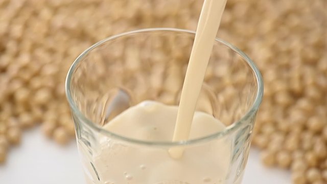 豆乳を注ぎ入れる スローモーション