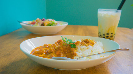 カレーとサラダとタピオカ