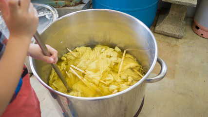 染め物を煮詰める