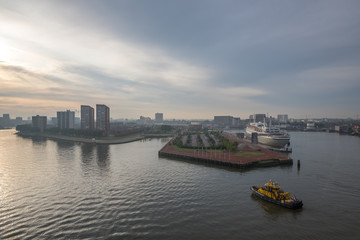 Naklejka premium Panorama von Rotterdamm im Sonnenaufgang