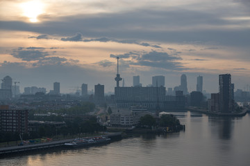 Panorama von Rotterdamm im Sonnenaufgang