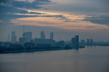 Panorama von Rotterdamm im Sonnenaufgang