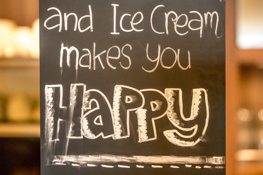 Schild "Ice Cream makes you happy"