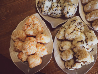 葉っぱのお皿に乗せたたくさんのおにぎり