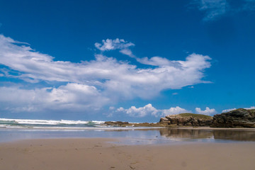 Praia das Illas mit viel Himmel