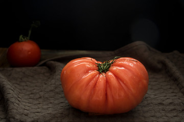 fleischtomate, süss gross und saftig, eine vielseitige küchenzutat