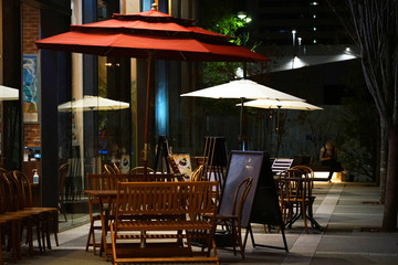 Fototapeta na wymiar outdoor cafe on the night street