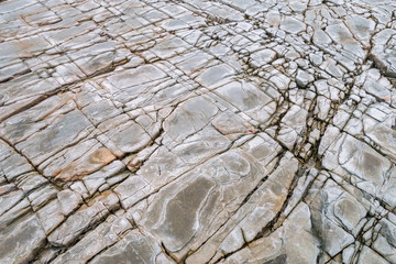 Durchspülte Gesteinsschichten - Praia das Illas
