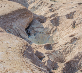 Schwefelfumarolen mit Schwefelkristallen auf dem Stefanos-Krater Nisyros Griechenland