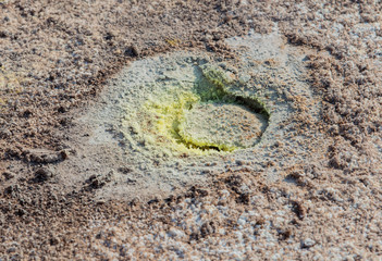 Schwefelfumarolen mit Schwefelkristallen auf dem Stefanos-Krater Nisyros Griechenland