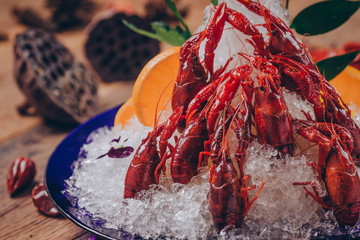 Show cooked crayfish, in the shape of a hill on top of ice, as traditional Asian restaurants do