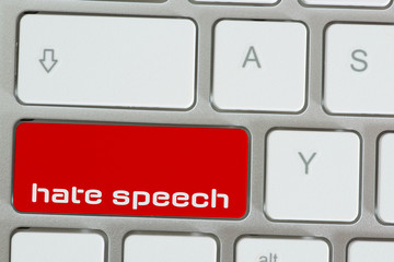 Ein Computer und Taste für Hassrede