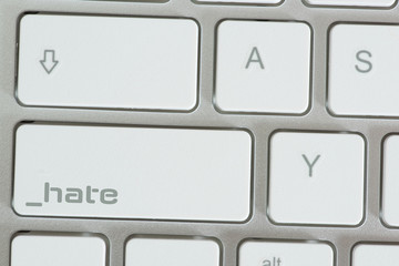 Computer und Taste für den Hass