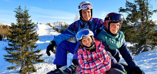 Dzieci rodzeństwo podczas ferii zimowych ww włoskich górach Dolomitach, dobrze sie bawia podczas ferii zimowych jeżdżąc na nartach - obrazy, fototapety, plakaty