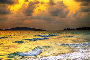 Obrazy na Szkle  zachód słońca nad morzem złota godzina