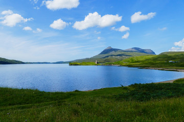 Verfallenes Schloss, Burg Ardvreck, am Loch Assynt in den Highlands von Schottland