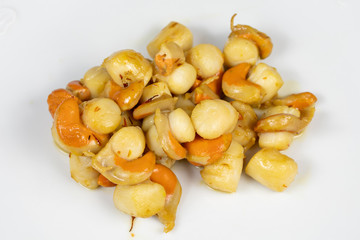 saint-jacques cuites sur un fond blanc
