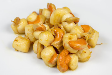 saint-jacques cuites sur un fond blanc